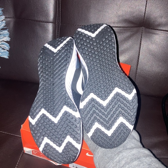Brand new black/white women’s Nike revolution 5 - Picture 3 of 6